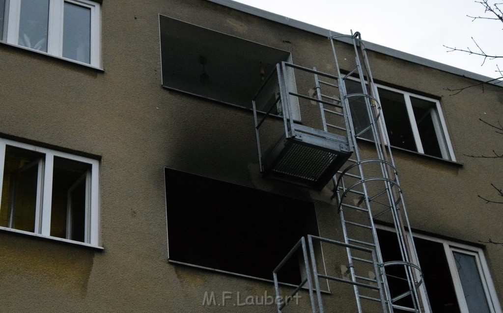 Feuer 2 Y durch Weihnachtsbaum  Koeln Ehrenfeld Alpenerstr P32.JPG - Miklos Laubert